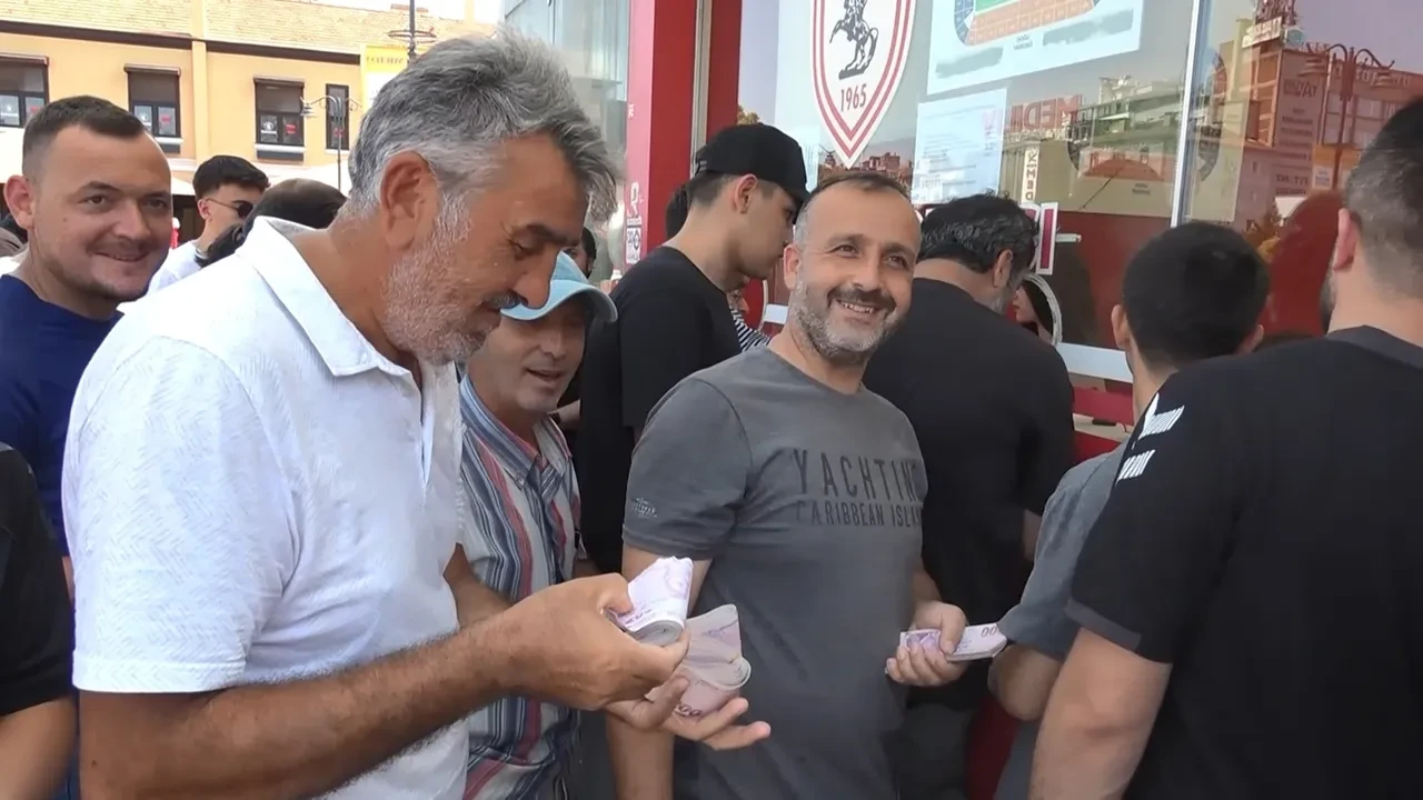 Samsunspor taraftarlarının kombine alımı, Yeşilçam film sahnelerini aratmadı