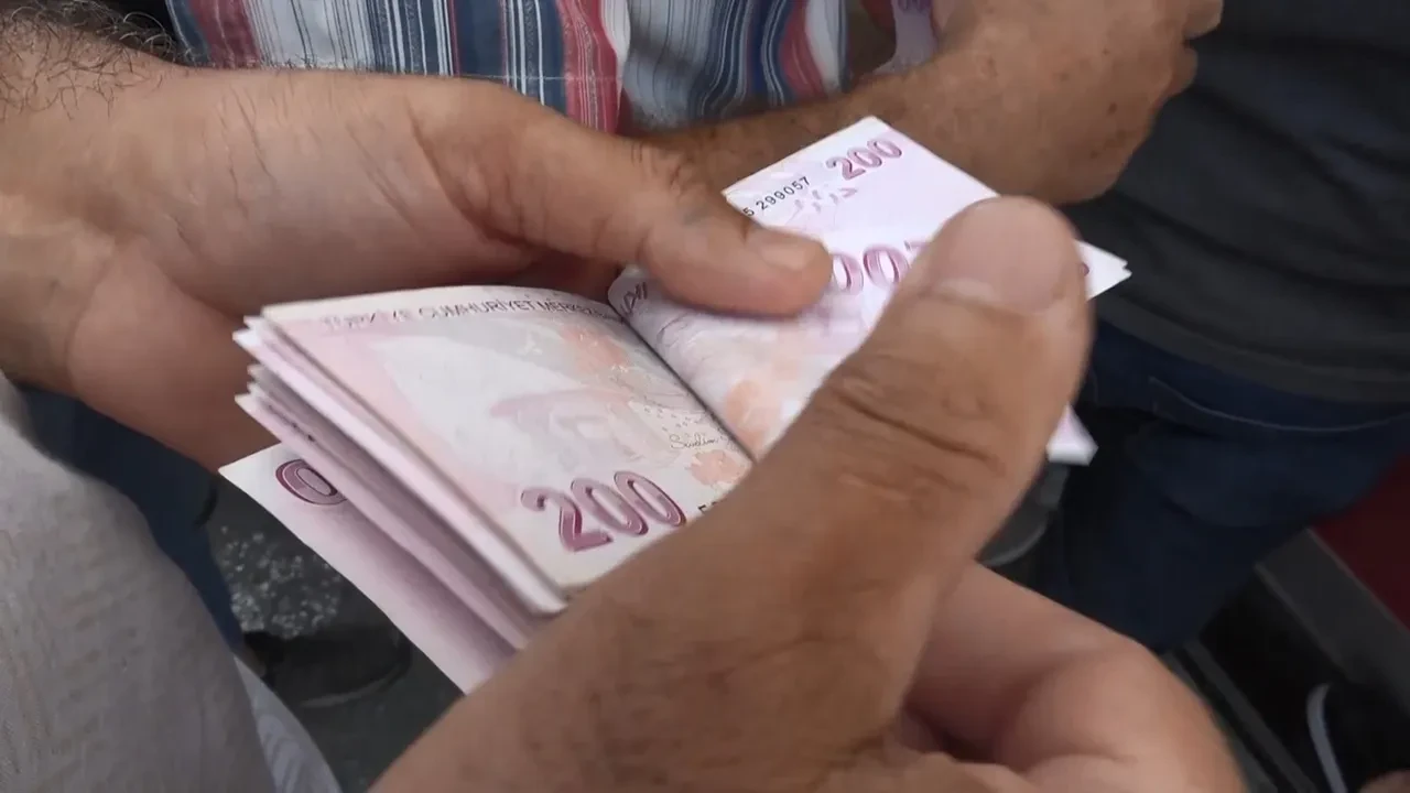 Samsunspor taraftarlarının kombine alımı, Yeşilçam film sahnelerini aratmadı