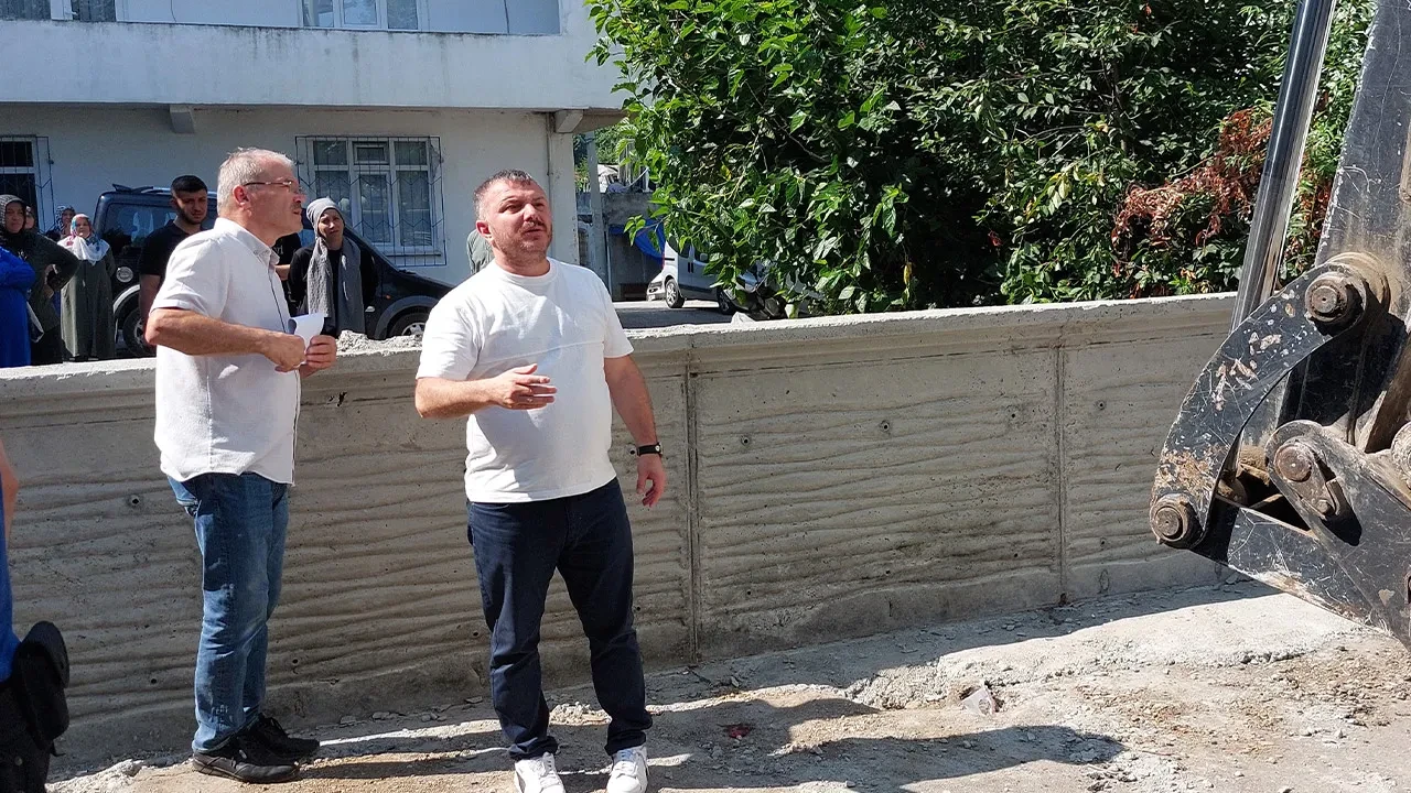 'Tapulu arsam' diyen vatandaşın duvarla kapattığı yol böyle yıkıldı