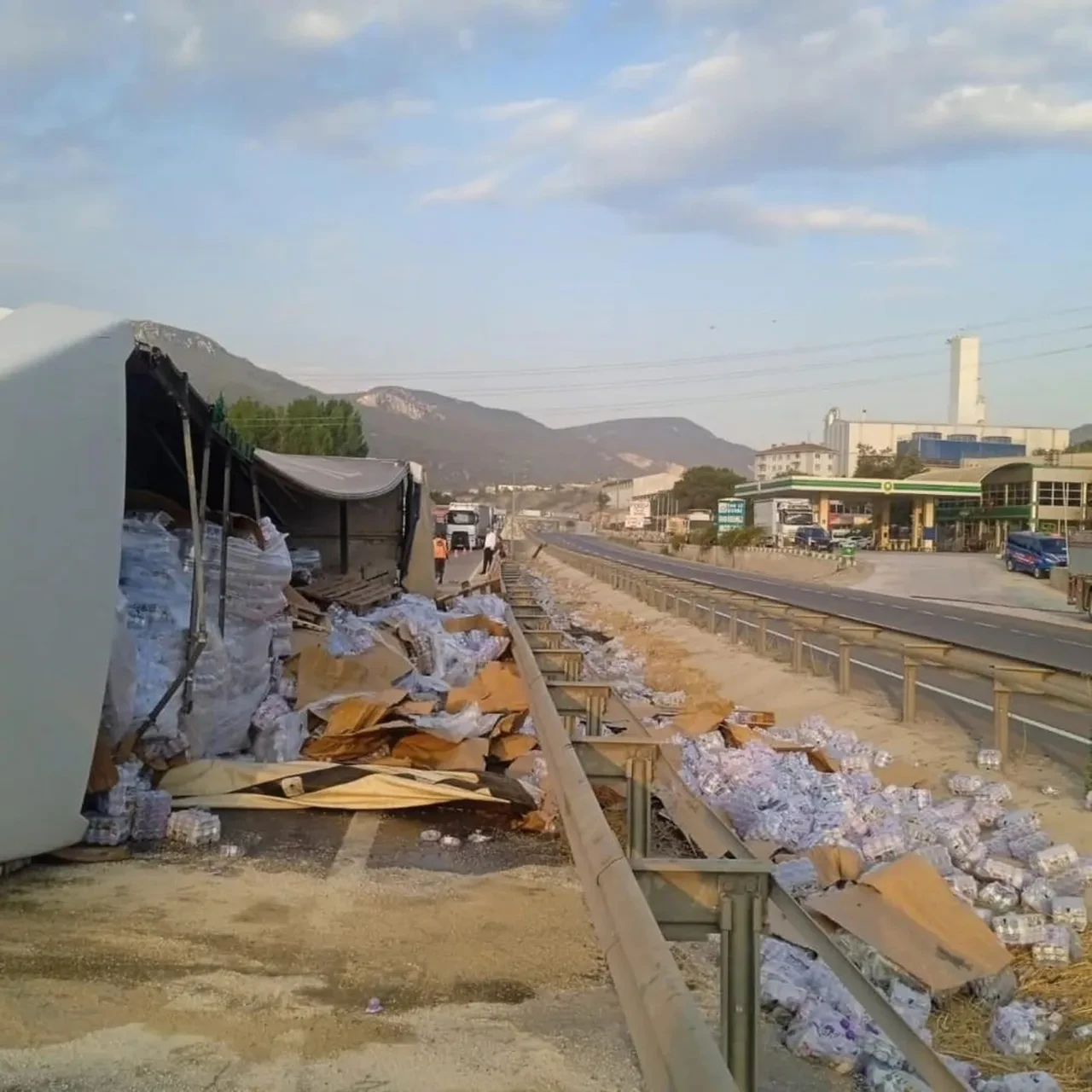 Bilecik'te kontrolden çıkan tır devrildi: 1 yaralı