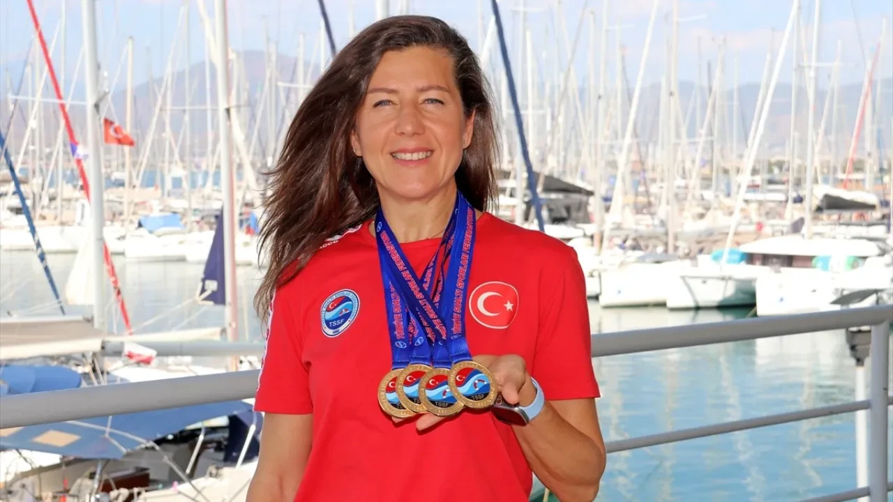 /spor/birgul-erken-turkiye-rekorunu-kirdi-serbest-dalis-sampiyonasinda-art-arda-altin-madal-3235426