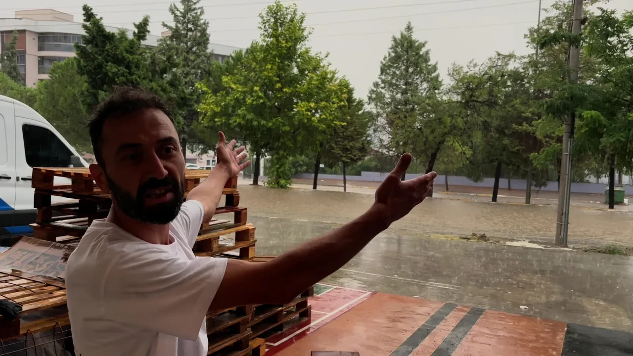 Göle dönen bulvarda ilginç tepki! Görüntüler şaşırttı: Ben deli değilim