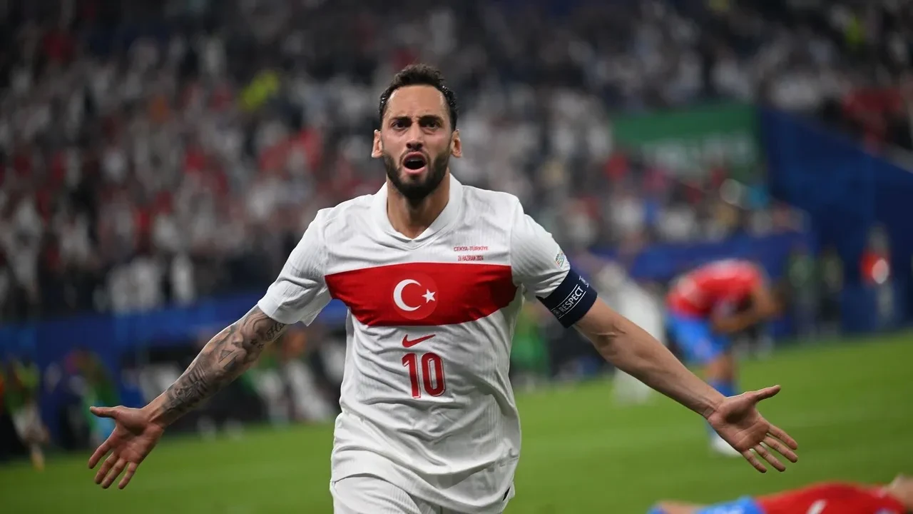 Hakan Çalhanoğlu Fenerbahçe için Türkiye’ye geliyor! İşte yılın transfer haberi