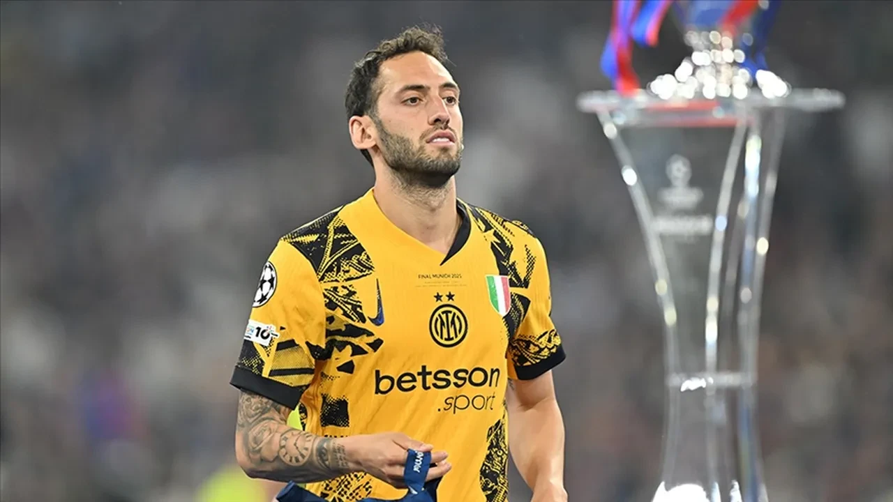 Hakan Çalhanoğlu Fenerbahçe için Türkiye’ye geliyor! İşte yılın transfer haberi