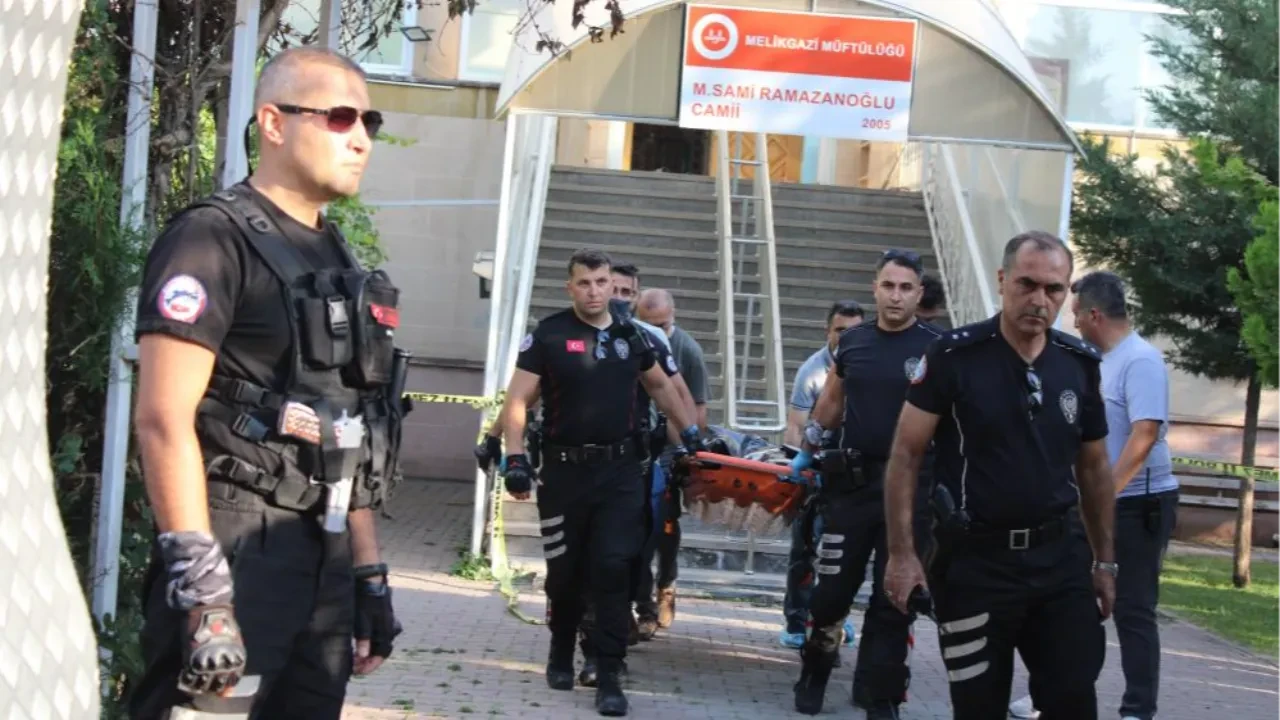 Kayseri'de görülmemiş vahşet! Namaz kılarken boğazını kesti