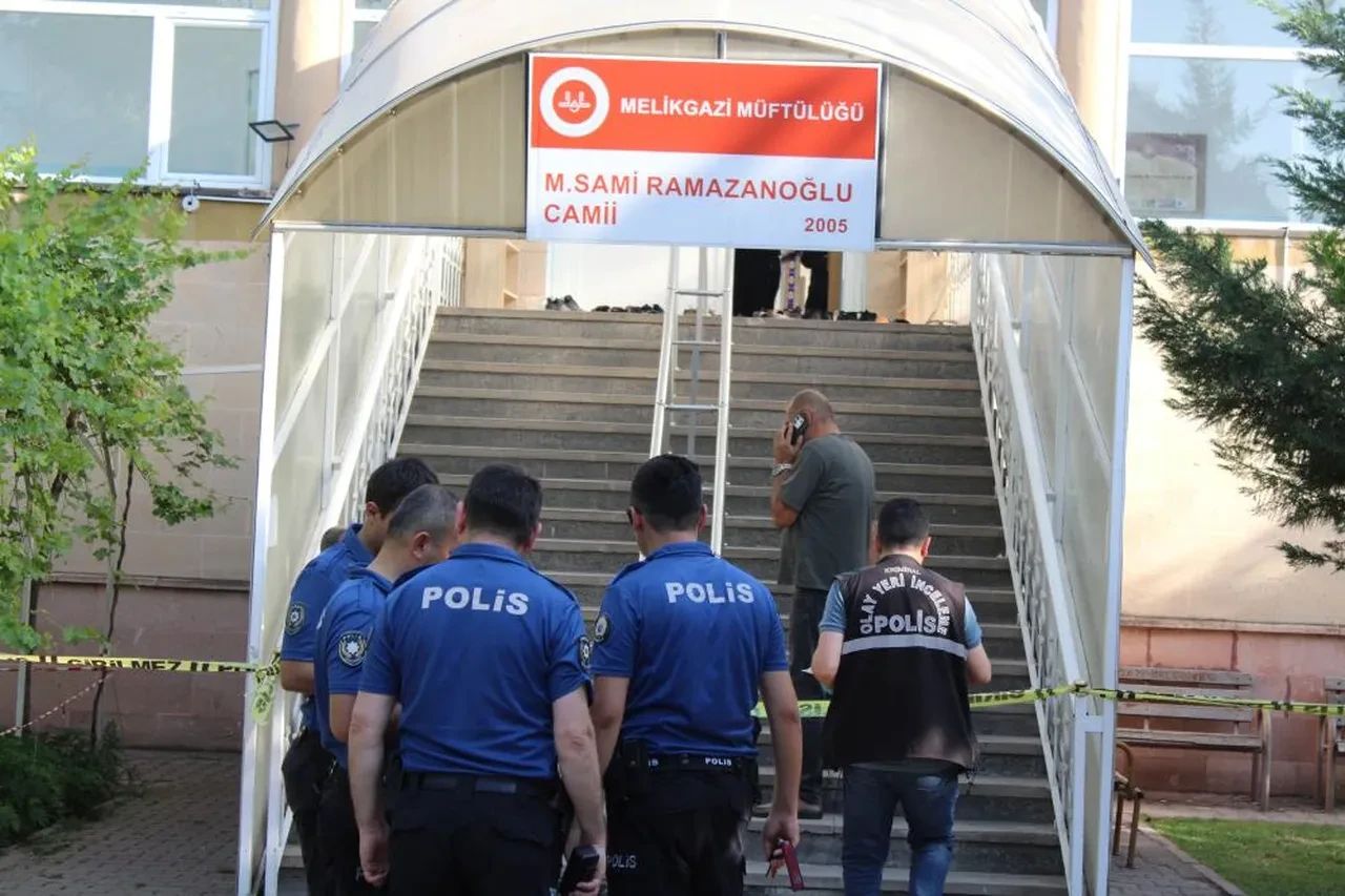 Kayseri'de görülmemiş vahşet! Namaz kılarken boğazını kesti