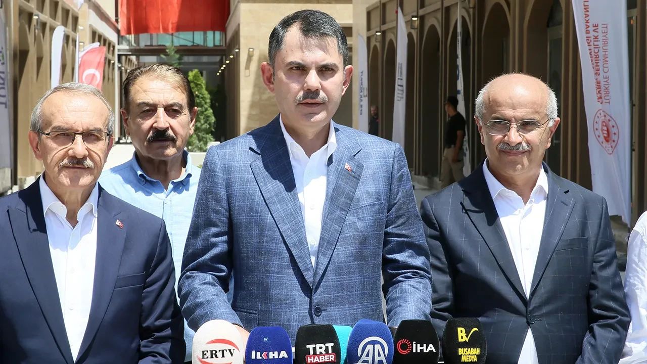 Murat Kurum'dan Özgür Özel'e eleştiri: Bedava konut verecektiniz, niye yapmadınız?