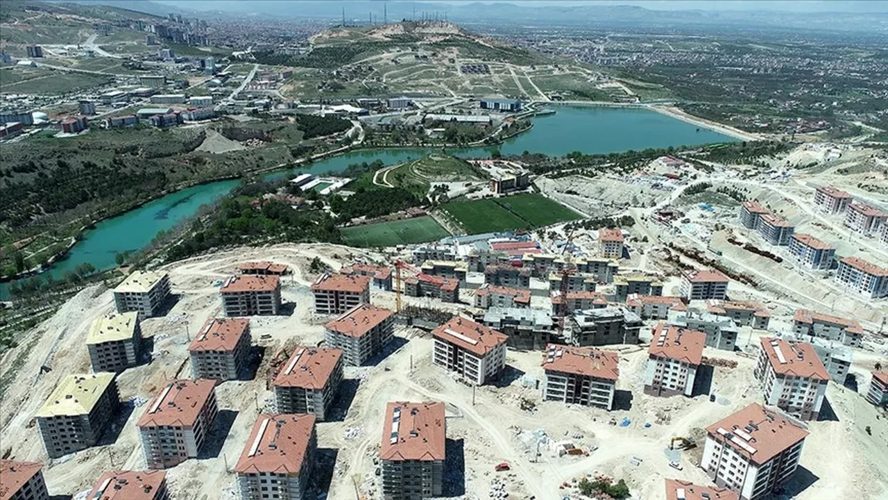 Murat Kurum'dan Özgür Özel'e eleştiri: Bedava konut verecektiniz, niye yapmadınız?