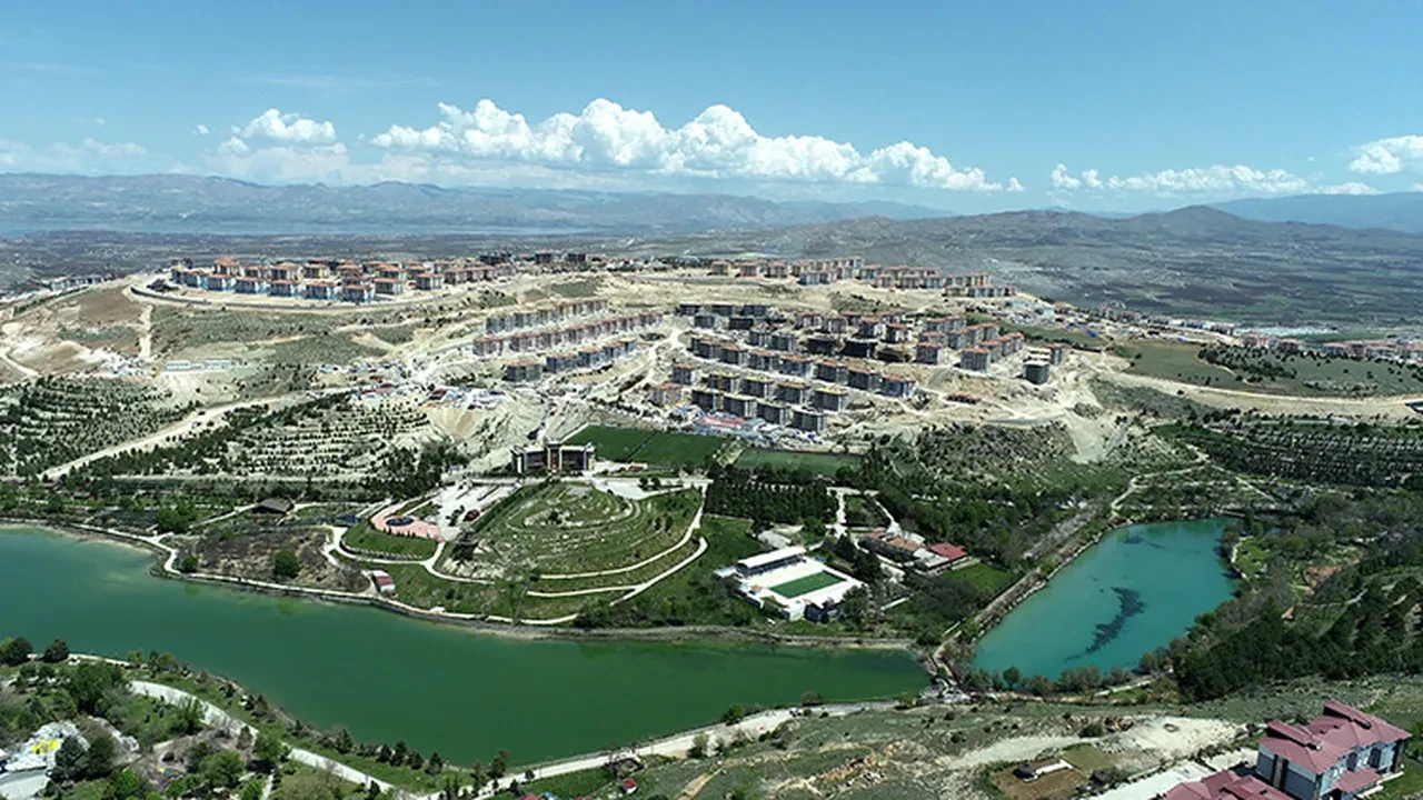 Murat Kurum'dan Özgür Özel'e eleştiri: Bedava konut verecektiniz, niye yapmadınız?