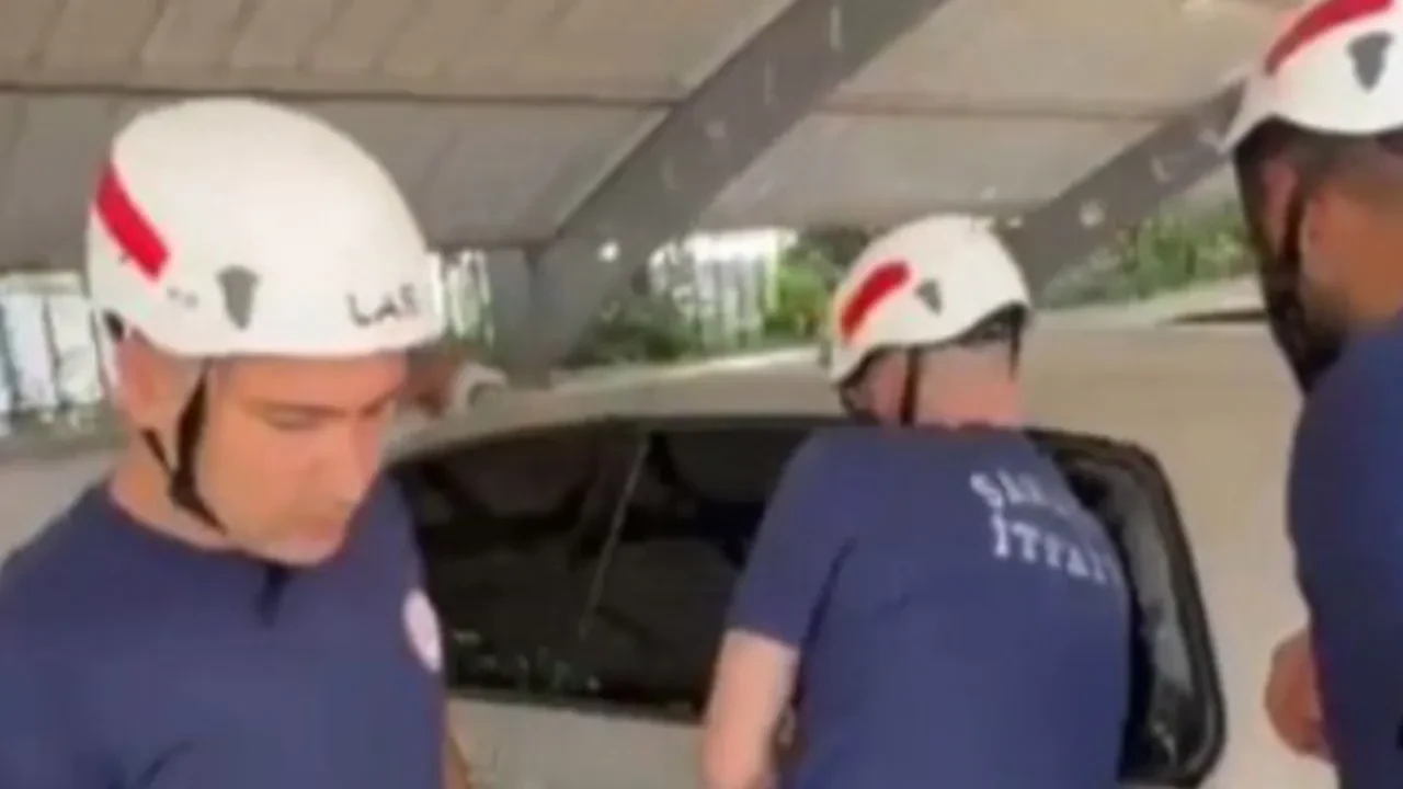 Otomobilde mahsur kalan bebek kurtarıldı