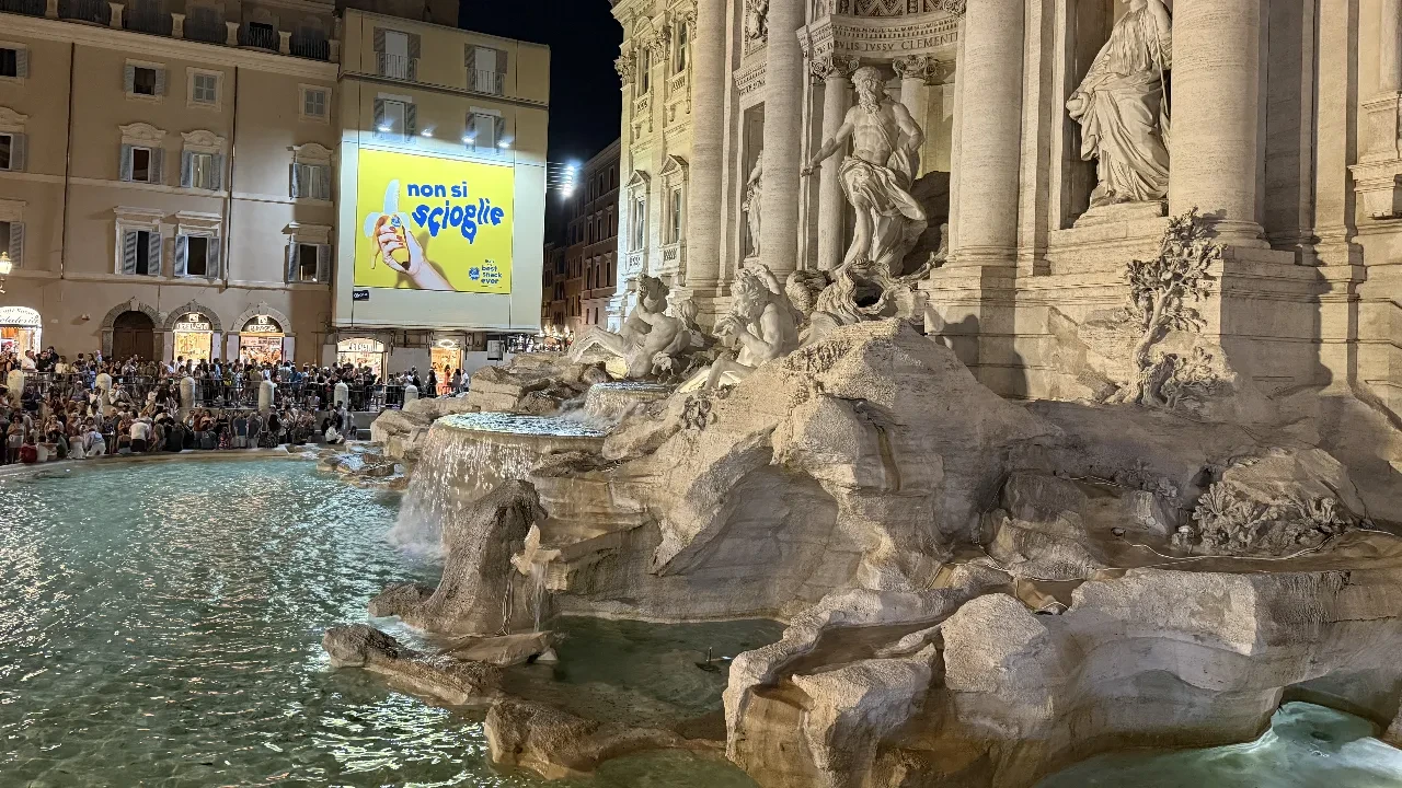 Roma'da Trevi Çeşmesi'nin ışıkları Gazze için söndü!