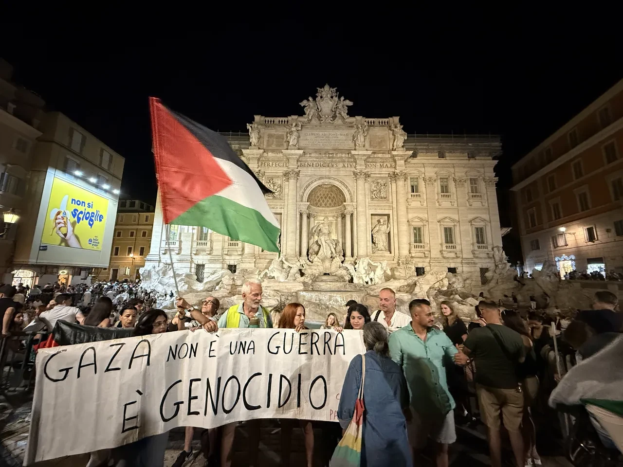 Roma'da Trevi Çeşmesi'nin ışıkları Gazze için söndü!