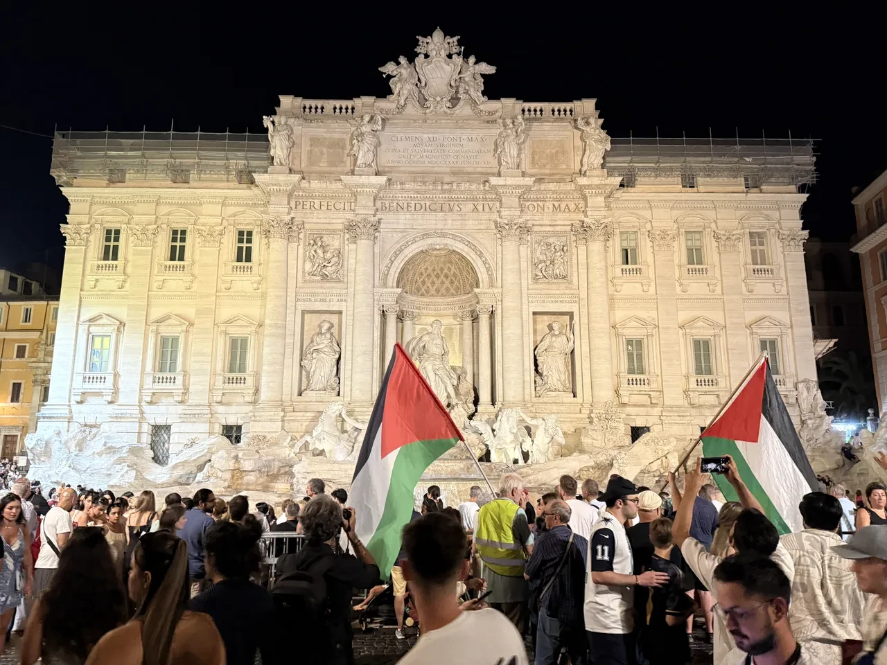 Roma'da Trevi Çeşmesi'nin ışıkları Gazze için söndü!
