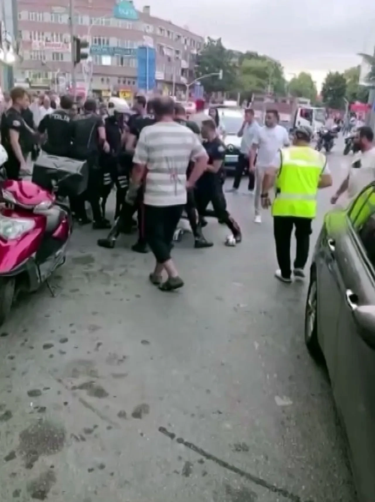 Şehrin ortası boks ringine döndü! İki grup birbirine böyle girdi