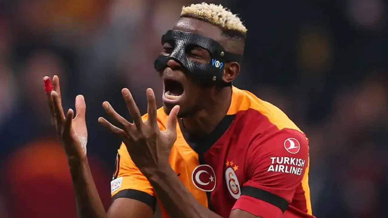 Victor Osimhen gerilimi! Bir yanda övgüler diğer yanda hakaretler