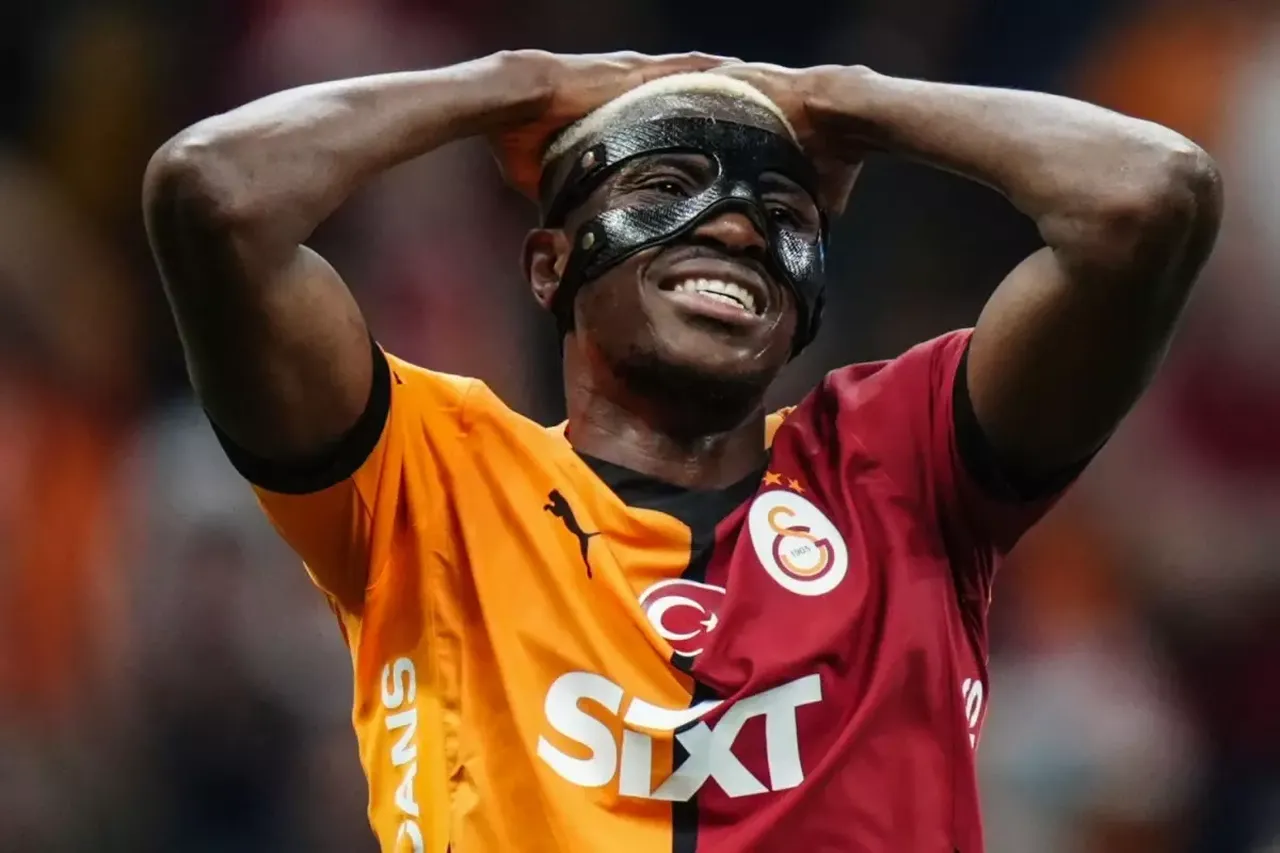 Victor Osimhen gerilimi! Bir yanda övgüler diğer yanda hakaretler