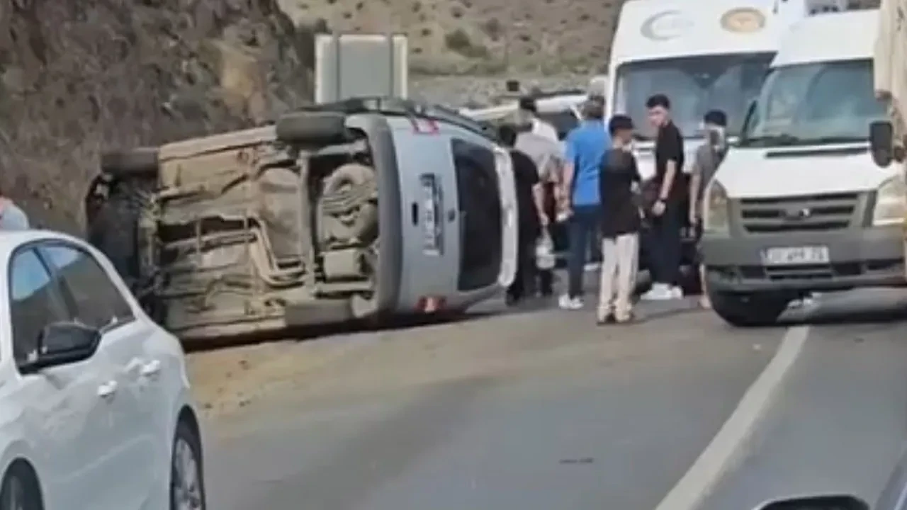 Yüksekova-Van kara yolunda kaza oldu: 5 yaralı