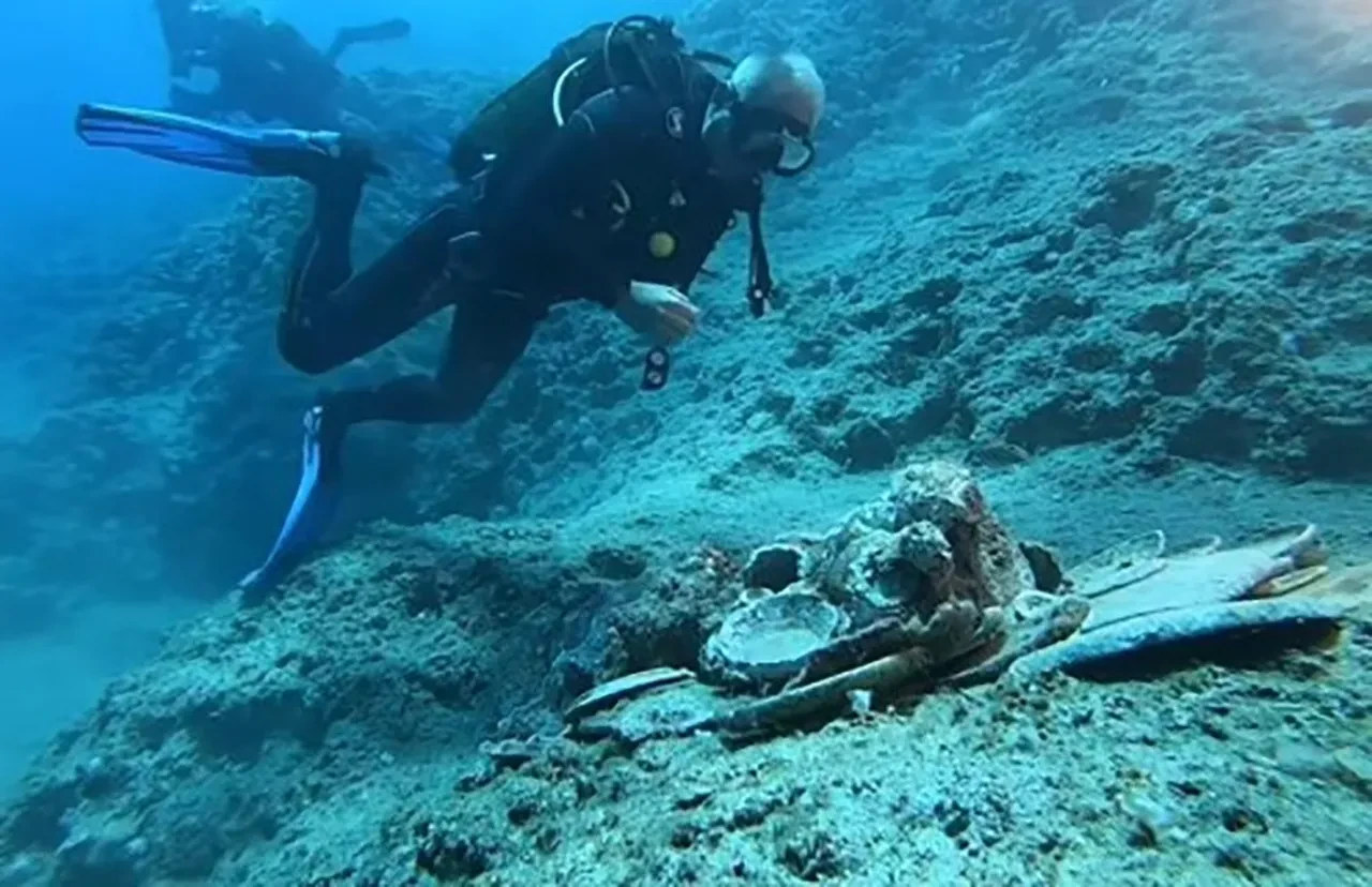 Akdeniz'de 2 bin yıllık keşif: Bakan Ersoy 'Desenleri dahi bozulmamış' dedi