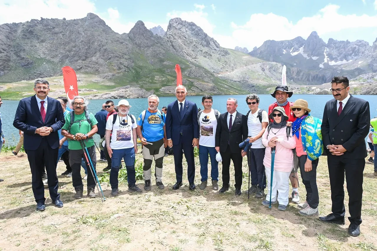 Bakan Ersoy “Terörsüz Türkiye'de" Hakkari'ye çıkarma yaptı!