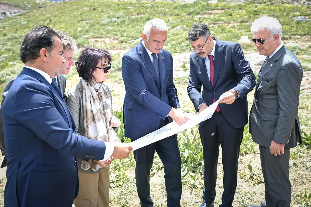 Bakan Ersoy “Terörsüz Türkiye'de" Hakkari'ye çıkarma yaptı!