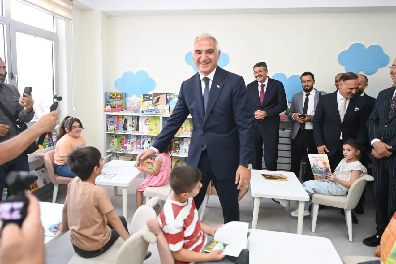 Bakan Ersoy “Terörsüz Türkiye'de" Hakkari'ye çıkarma yaptı!