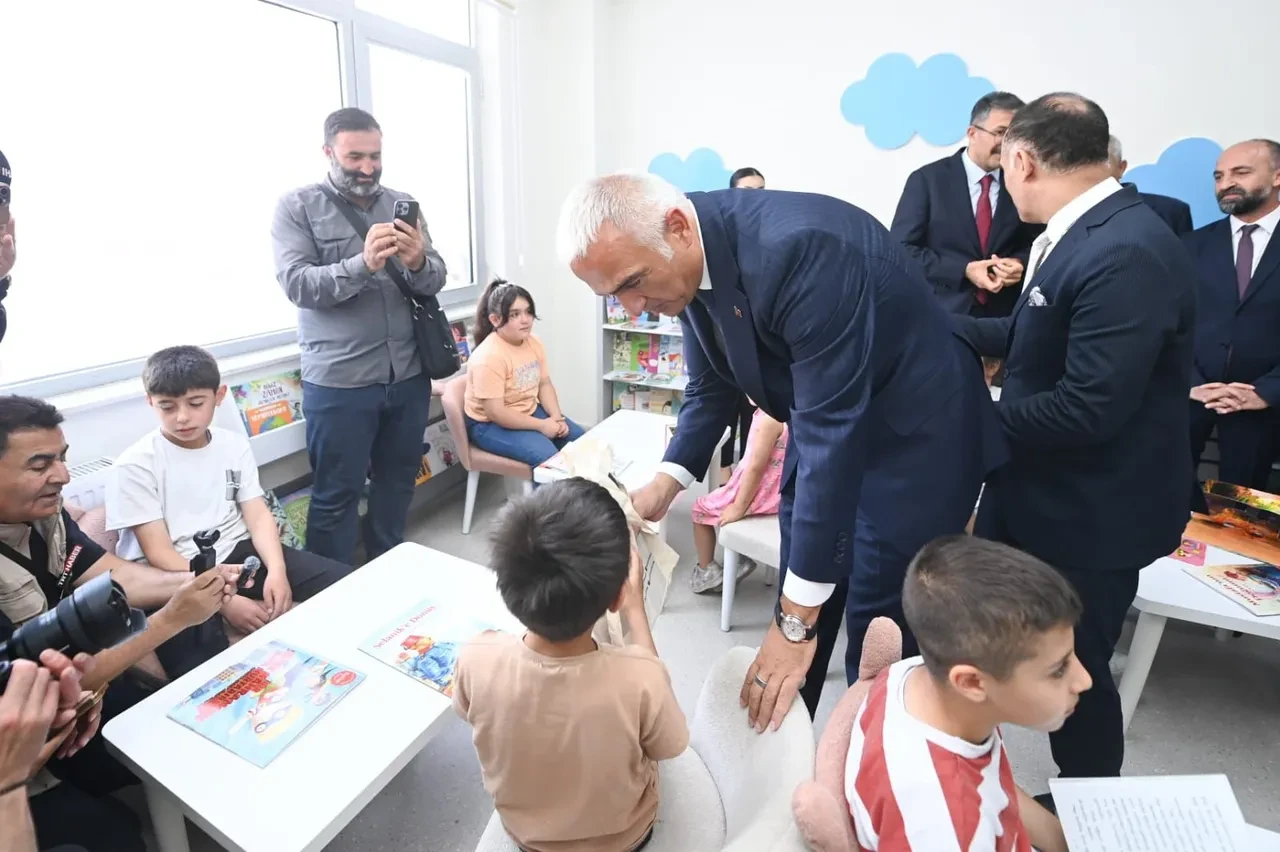 Bakan Ersoy “Terörsüz Türkiye'de" Hakkari'ye çıkarma yaptı!