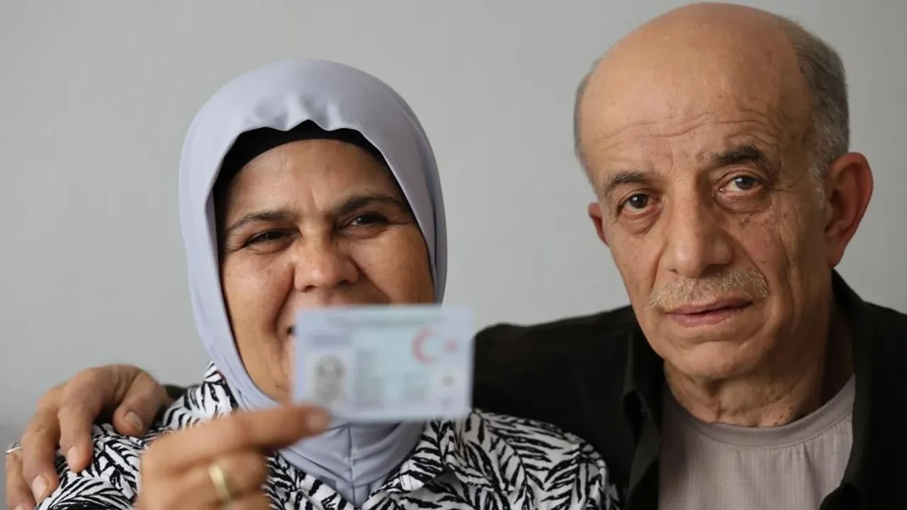 Böyle hayat hikayesi duyulmadı! 58 yıl sonra kimliğine kavuştu