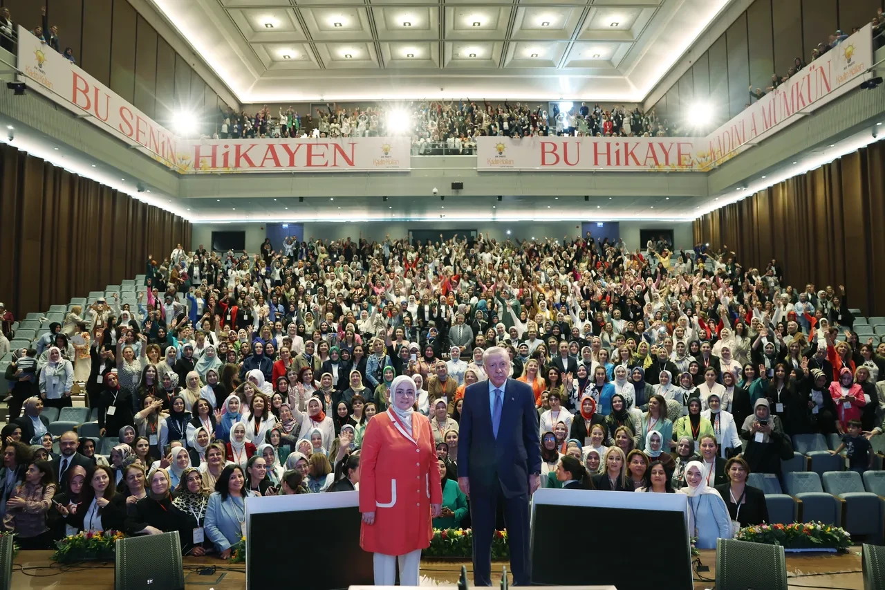 Cumhurbaşkanı Erdoğan'dan Özgür Özel'e Leman tepkisi: 'Göz doktoruna git'