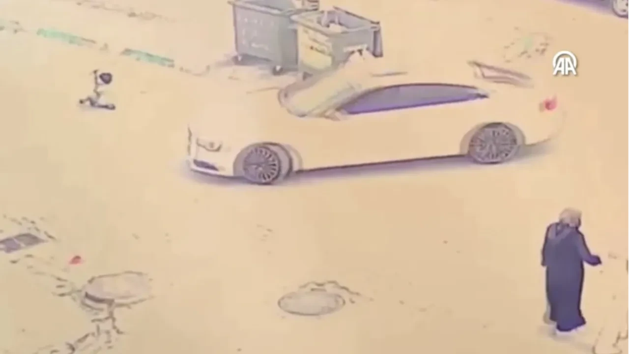 Dönüş yaparken skuter süren küçük çocuğu ezdi