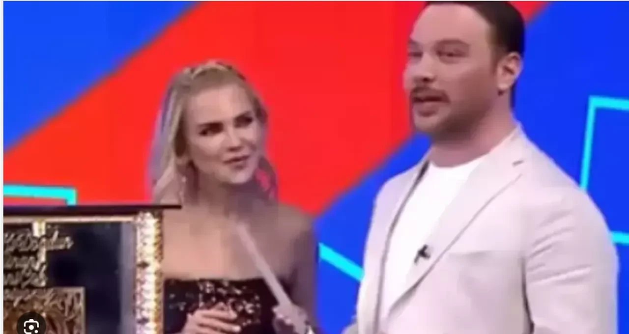 Ece Erken, Sinan Akçıl'ı konserinde yalnız bırakmadı! Detay takipçilerin gözünden kaçmadı