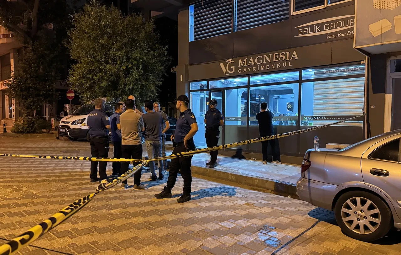 Emlakçıda alacak verecek tartışması kanlı bitti: 1 ölü, 3 yaralı