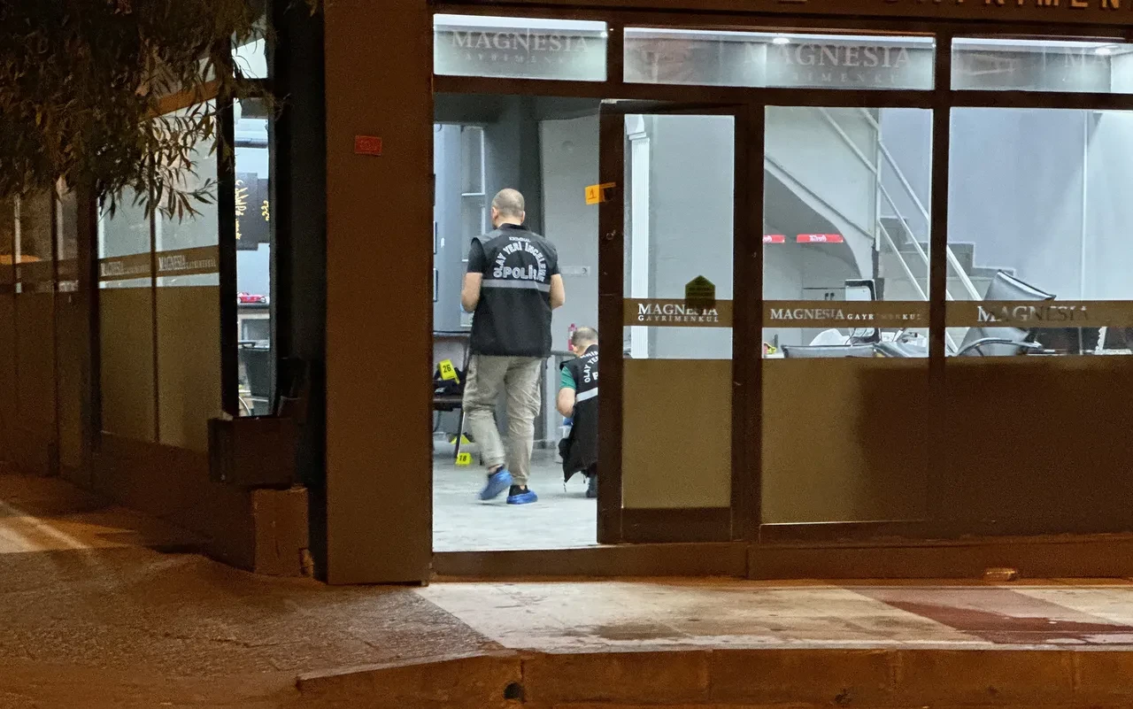 Emlakçıda alacak verecek tartışması kanlı bitti: 1 ölü, 3 yaralı