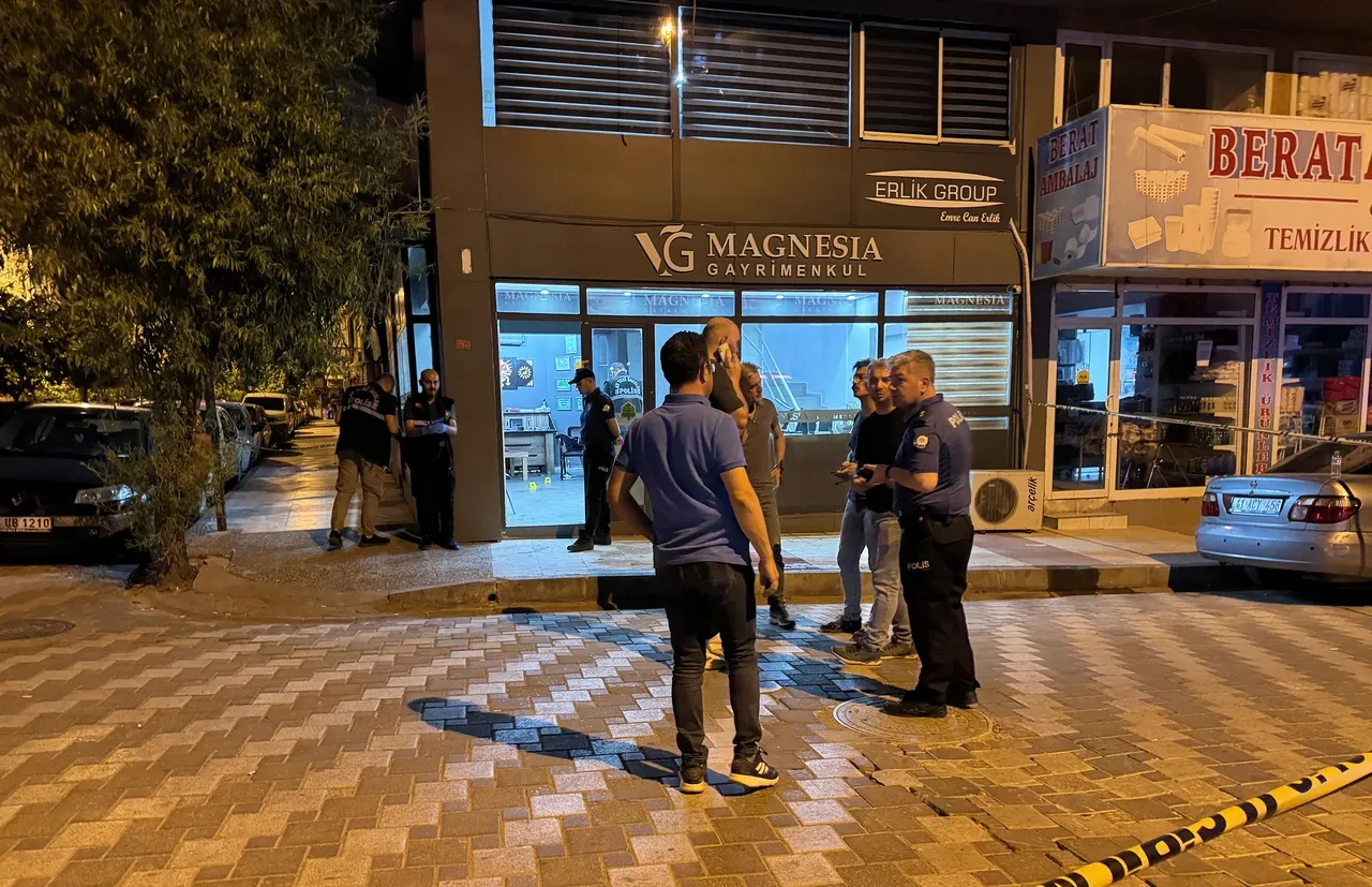 Emlakçıda alacak verecek tartışması kanlı bitti: 1 ölü, 3 yaralı