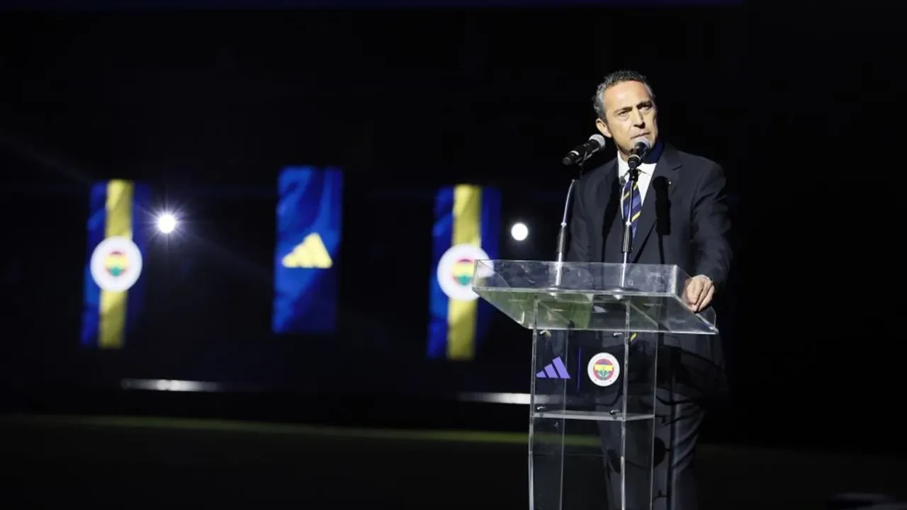 /spor/fenerbahcenin-2025-2026-sezonu-formalari-tanitildi-ali-kocun-konusmasi-damga-vurdu-3231165