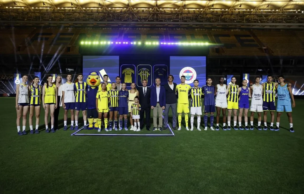 Fenerbahçe'nin 2025-2026 sezonu formaları tanıtıldı! Ali Koç'un konuşması damga vurdu