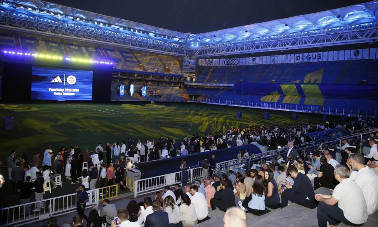 Fenerbahçe'nin 2025-2026 sezonu formaları tanıtıldı! Ali Koç'un konuşması damga vurdu