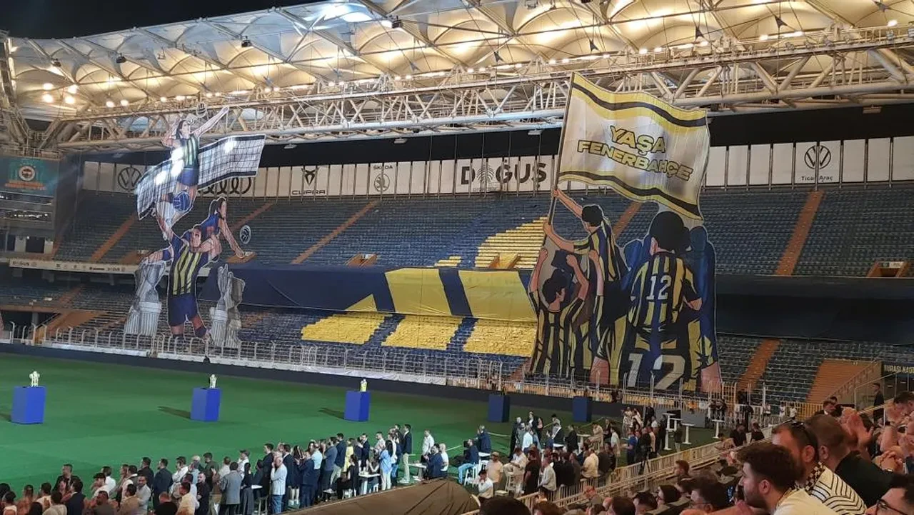 Fenerbahçe'nin 2025-2026 sezonu formaları tanıtıldı! Ali Koç'un konuşması damga vurdu