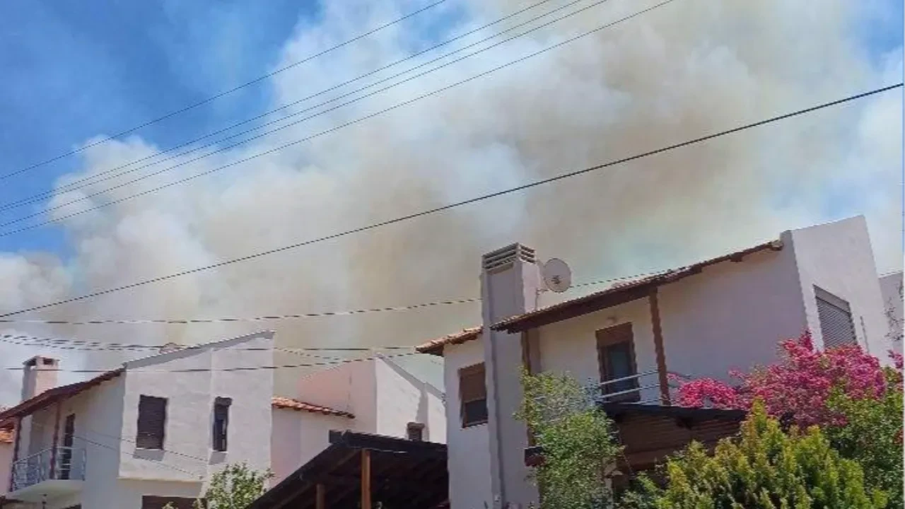 İzmir Çeşme yangın son dakika söndürüldü mü? Yerleşim yerine yakın bölgede yangın çıktı
