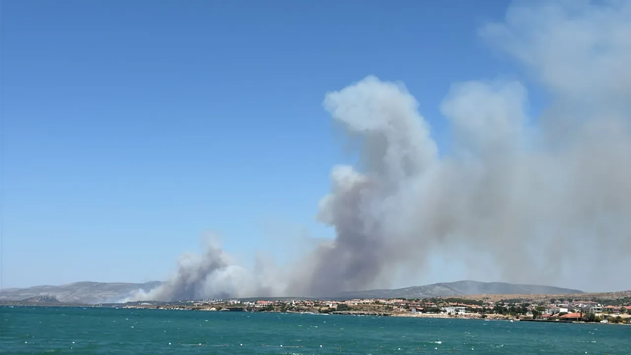 İzmir Çeşme yangın son dakika söndürüldü mü? Yerleşim yerine yakın bölgede yangın çıktı