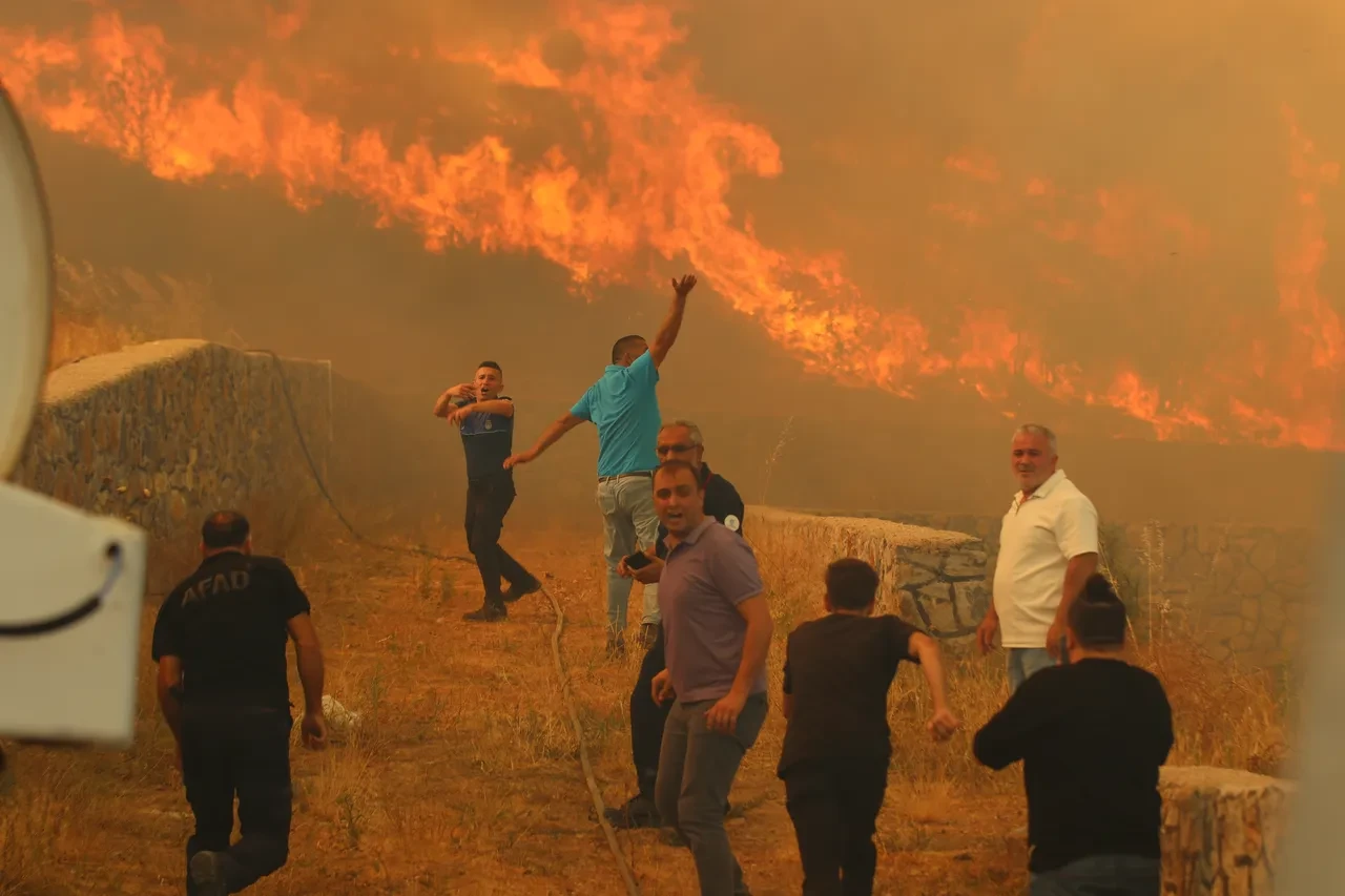 İzmir'de yangın büyüdü: Yerleşim yerleri tahliye ediliyor! Yangının çıkış sebebine ilişkin açıklama