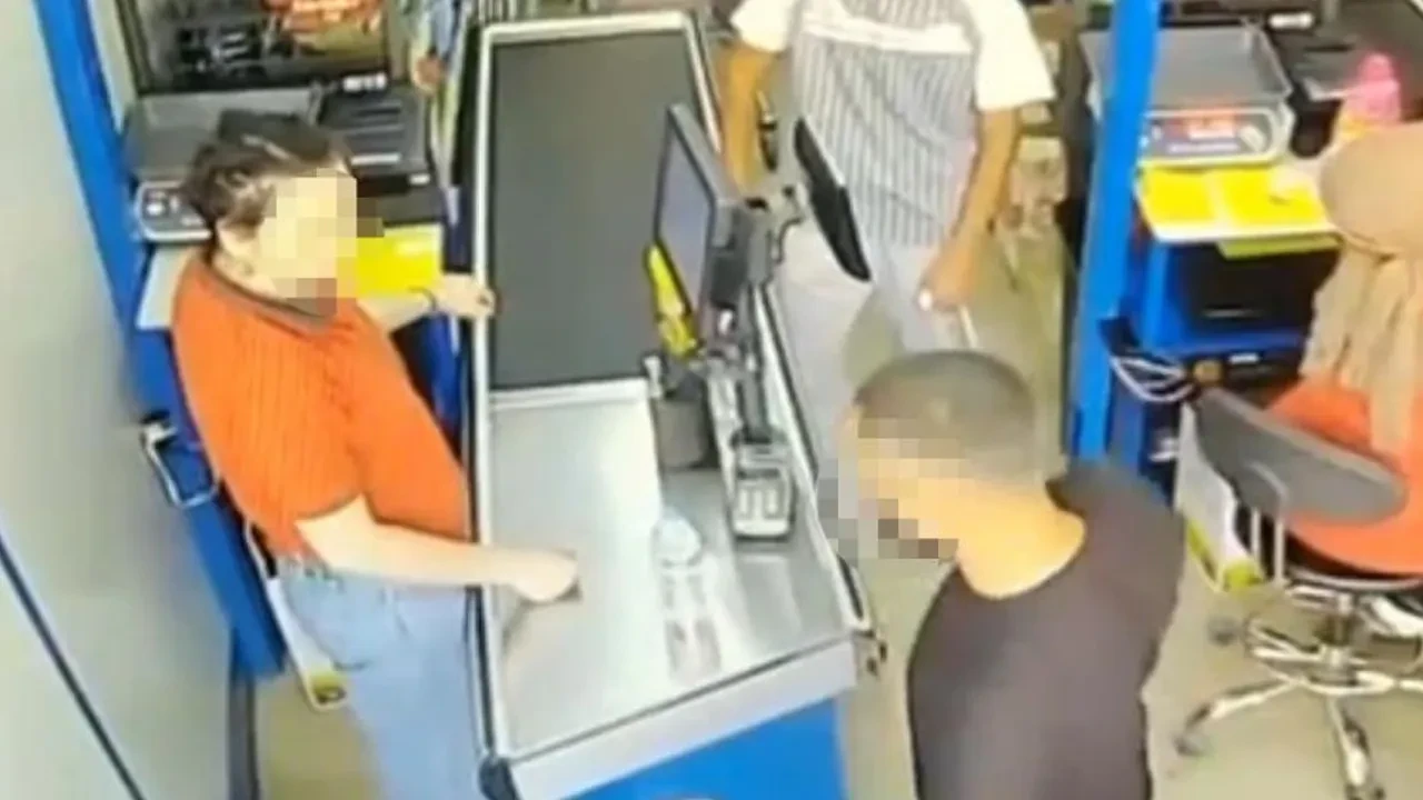 Kadın kasiyere yumrukla saldırıp burnunu kırdı! Markette dehşet anları