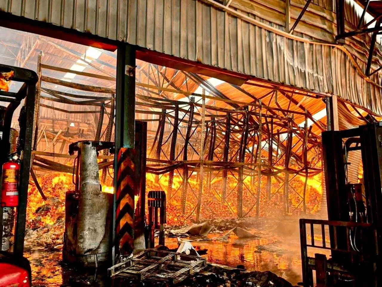 Kağıt fabrikasında yangın faciası! Çok sayıda ölü ve yaralı var