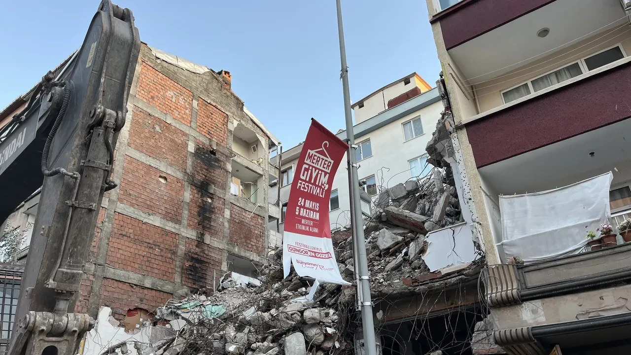 Kentsel dönüşüm için bina yıkıldı, yan tarafın banyoları açıkta kaldı