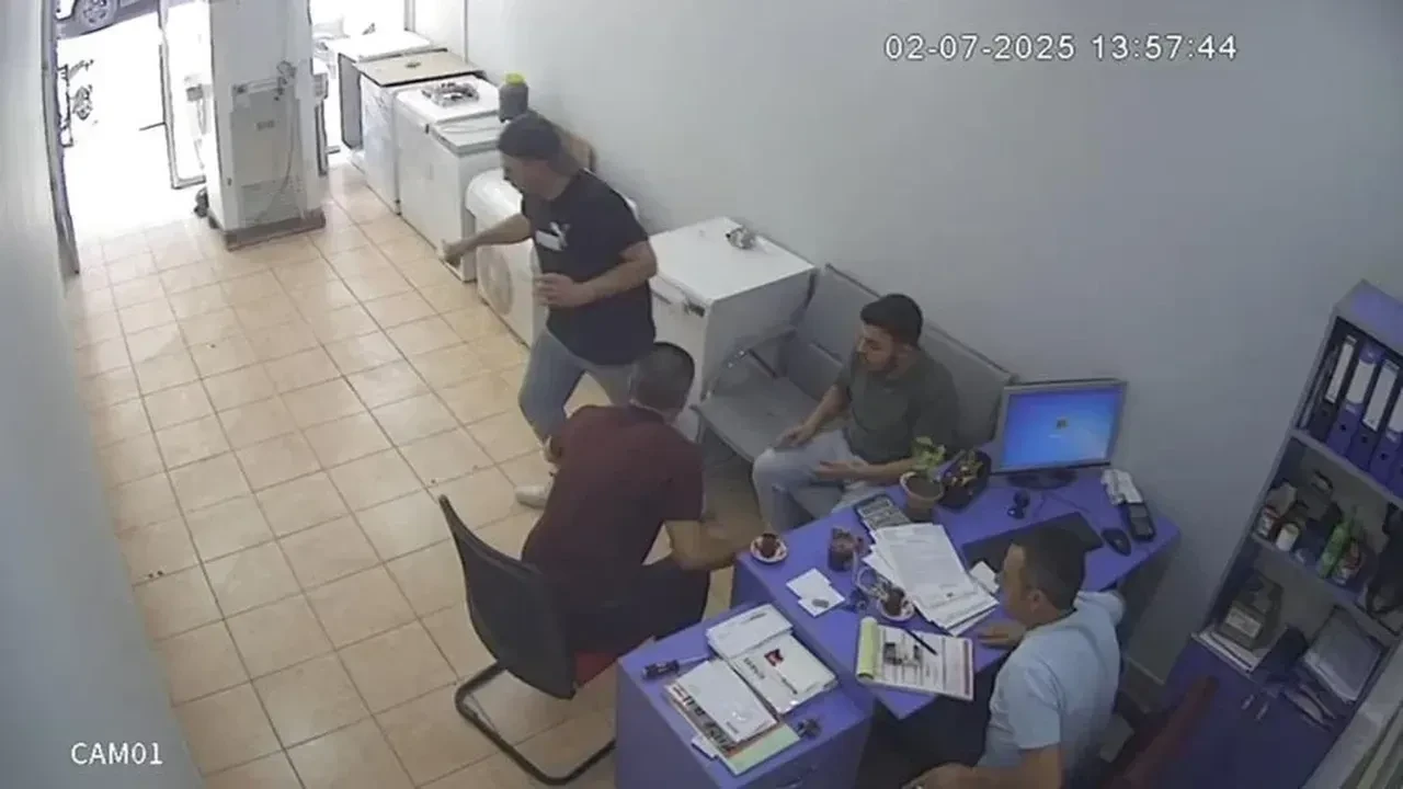Koyu sohbete deprem arası! Soluğu sokakta aldılar