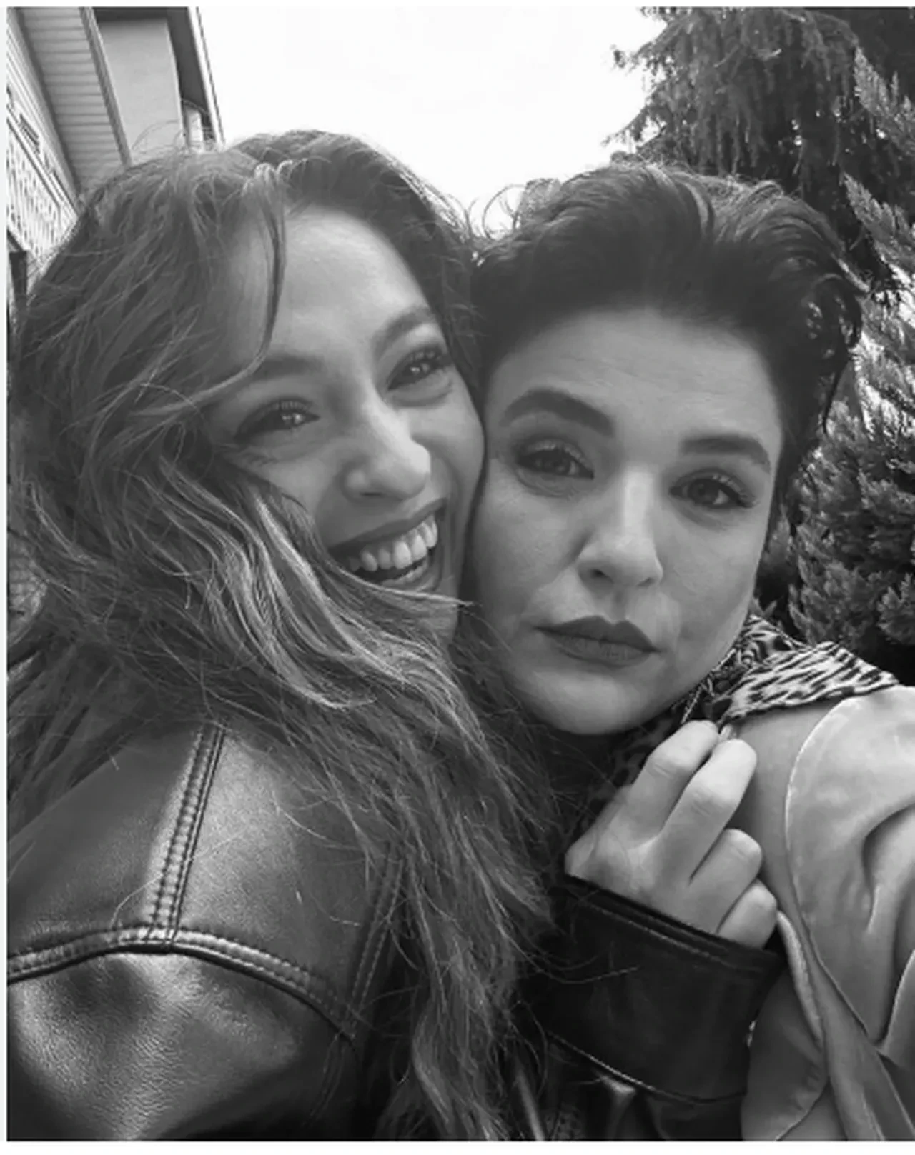 Leyla dizisi başrolleri birbirine girdi! İlk hamle Cemre Baysel ile Alperen Duymaz'dan geldi