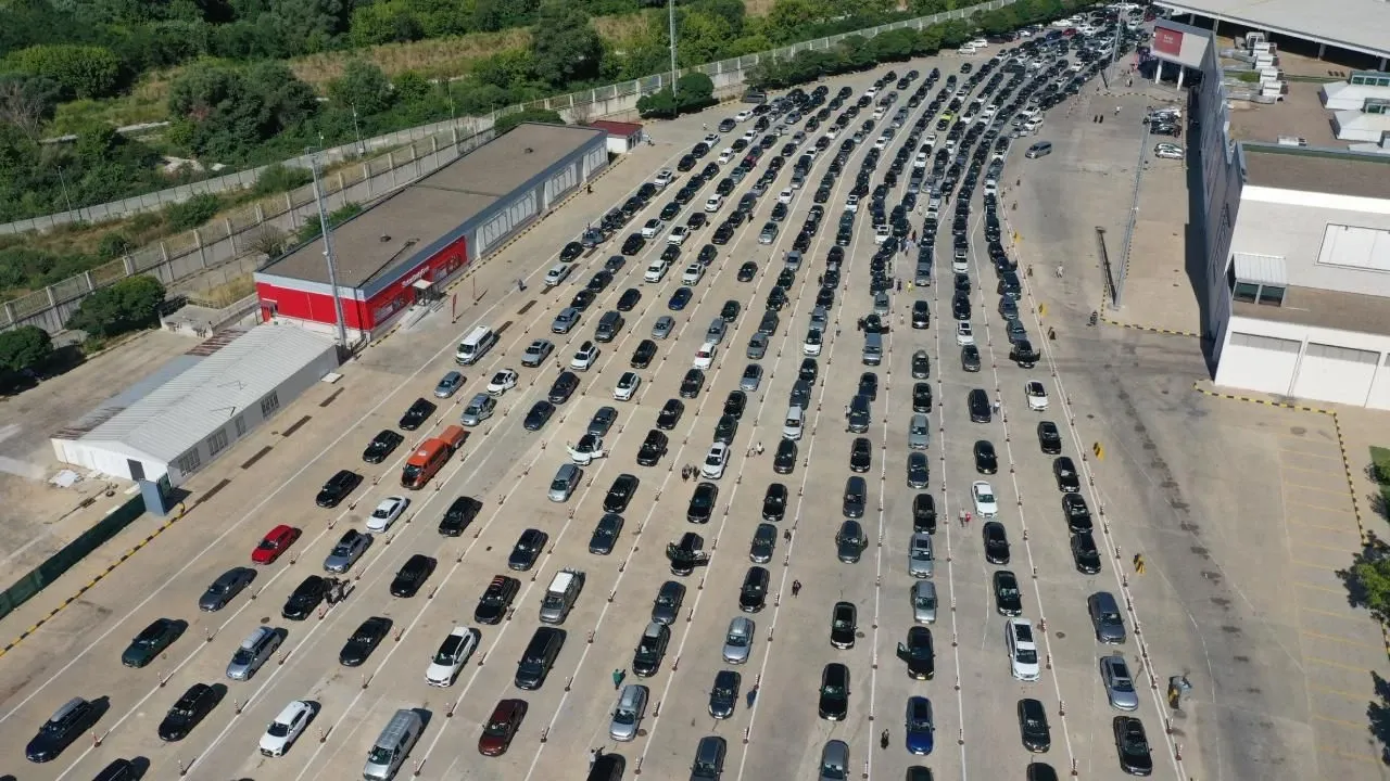 Memleket hasretiyle yazı iple çeken gurbetçiler akın akın geliyor