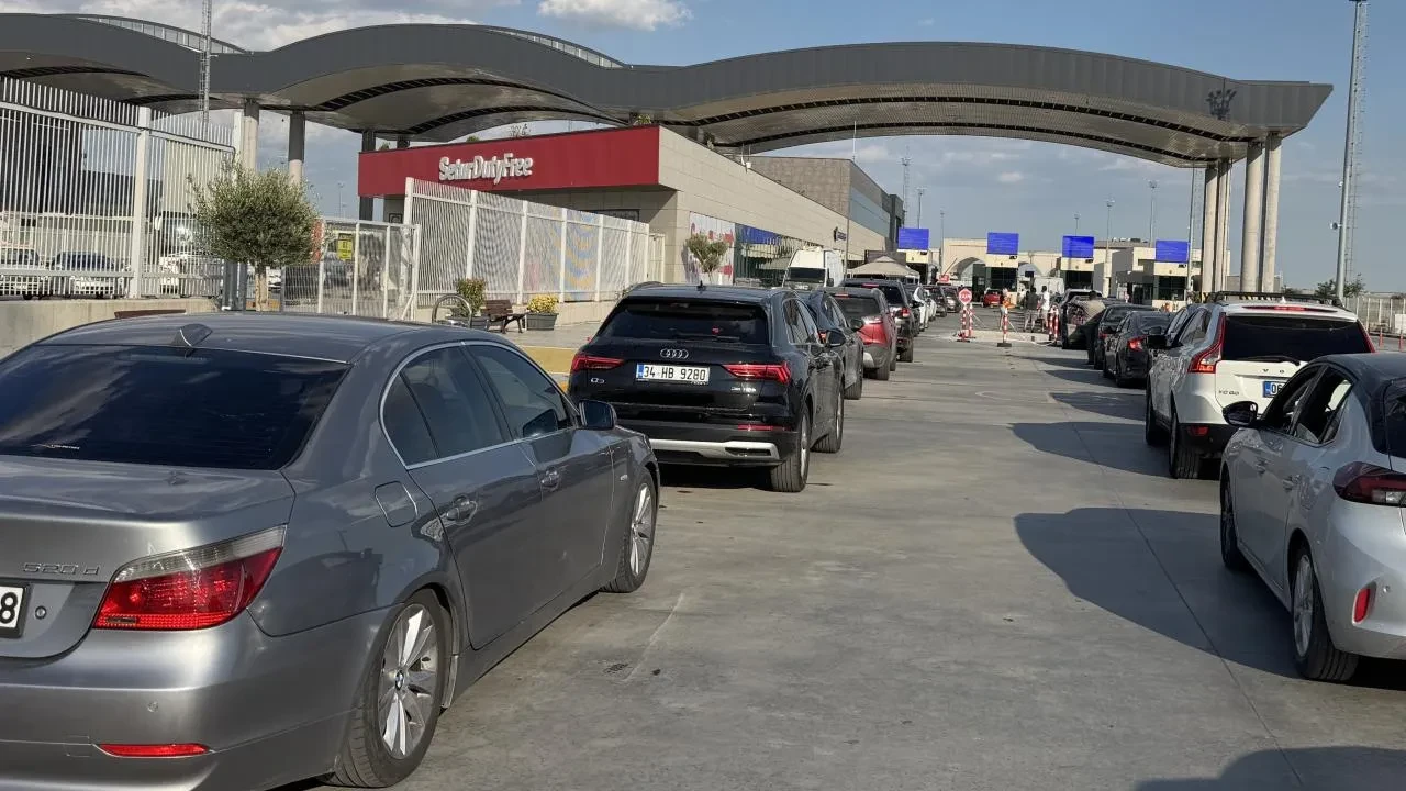 Memleket hasretiyle yazı iple çeken gurbetçiler akın akın geliyor