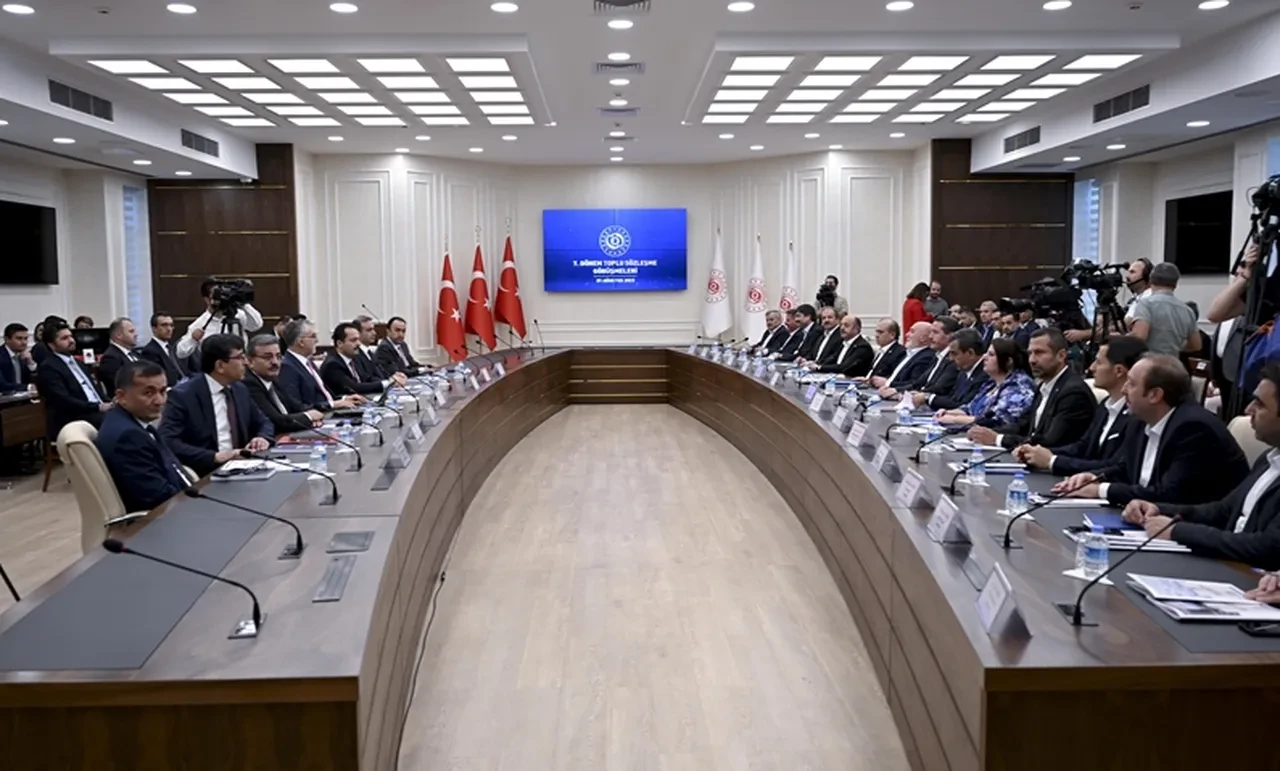 Memur ve emekli maaş zammı için kritik gün! Oran belli oluyor