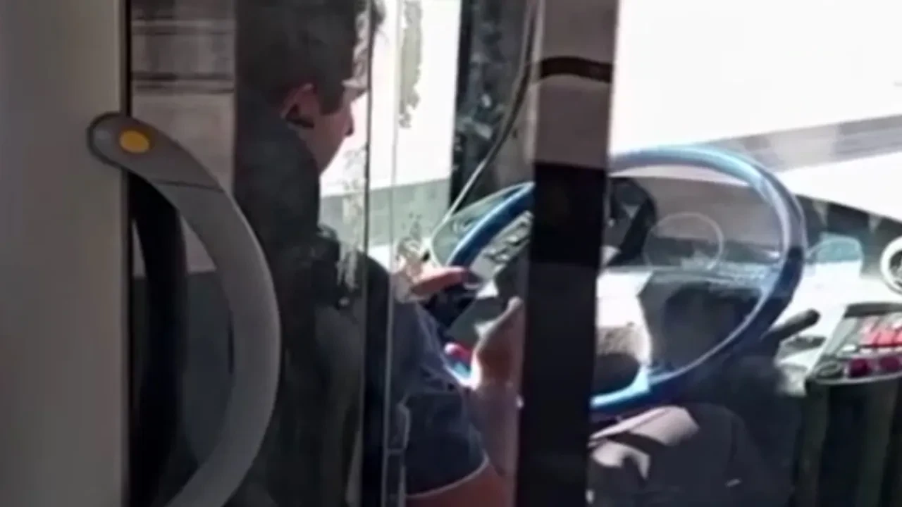 Otobüste tehlikeli yolculuk! Şoför telefonla oynadı
