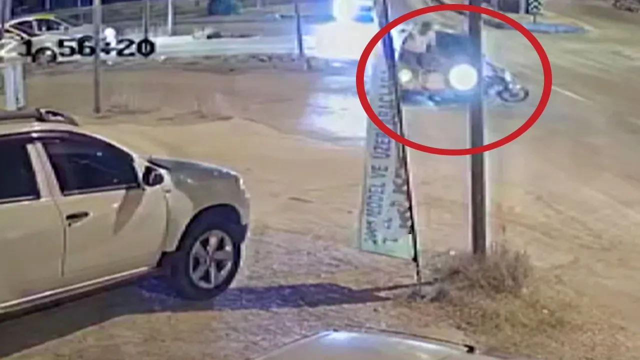 Otomobilin motosiklete çarpma anı kamerada